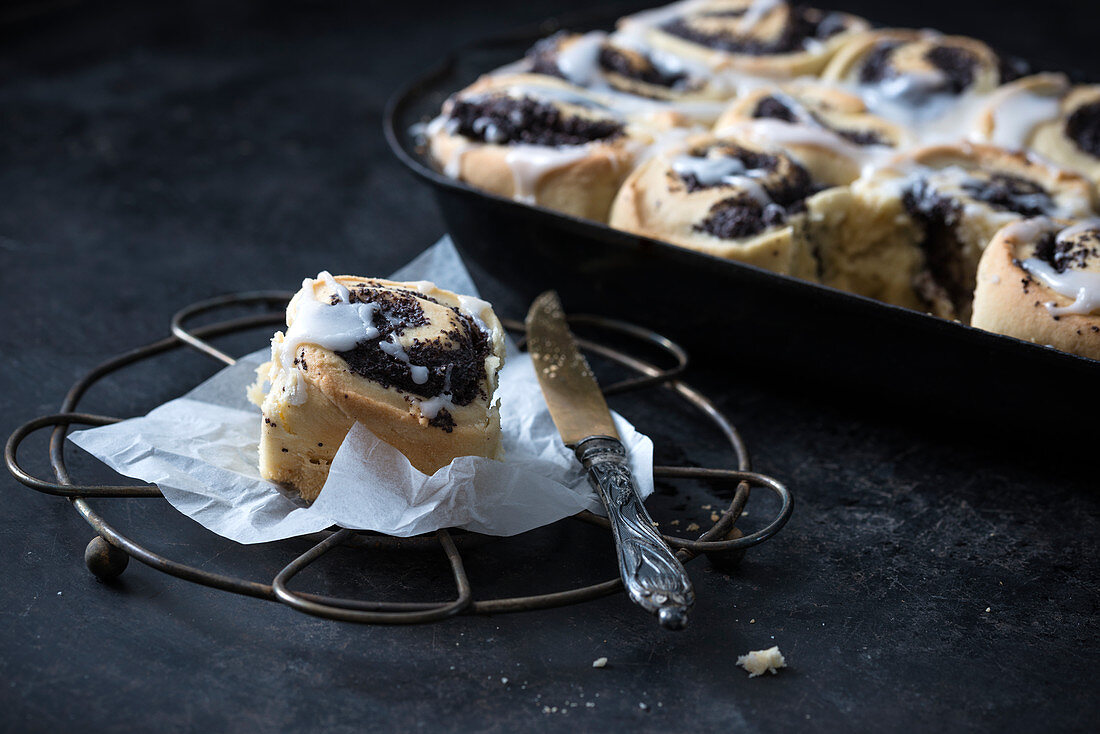 Veganer Mohnschnecken-Kuchen mit Zuckerguss