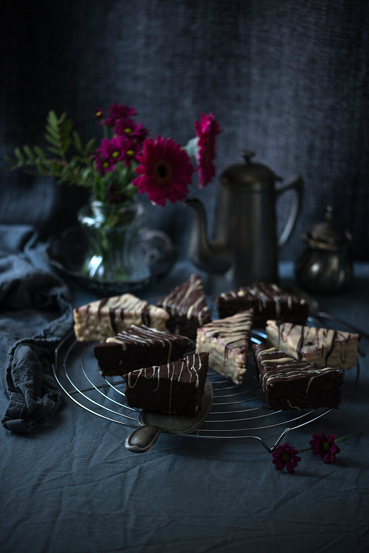 Zweierlei vegane Baumkuchen-Ecken auf einer Kaffeetafel