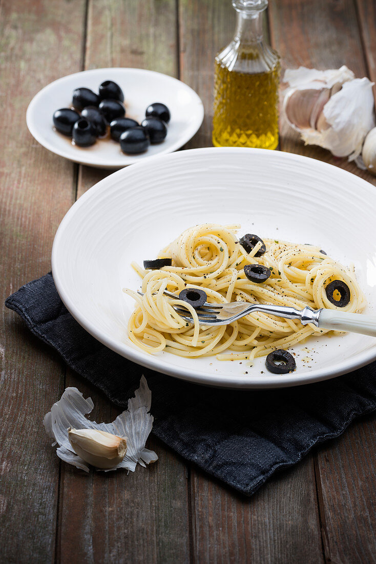 Spaghetti aglio e olio mit schwarzen Oliven (vegan)