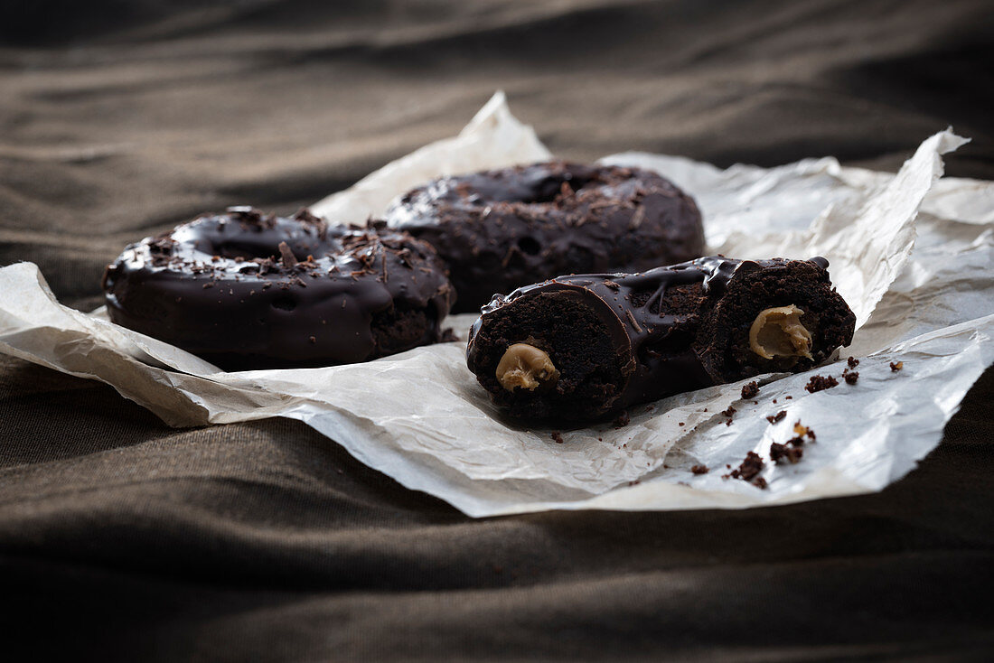 Vegane Donuts mit Erdnussbutterfüllung und Zartbitterglasur