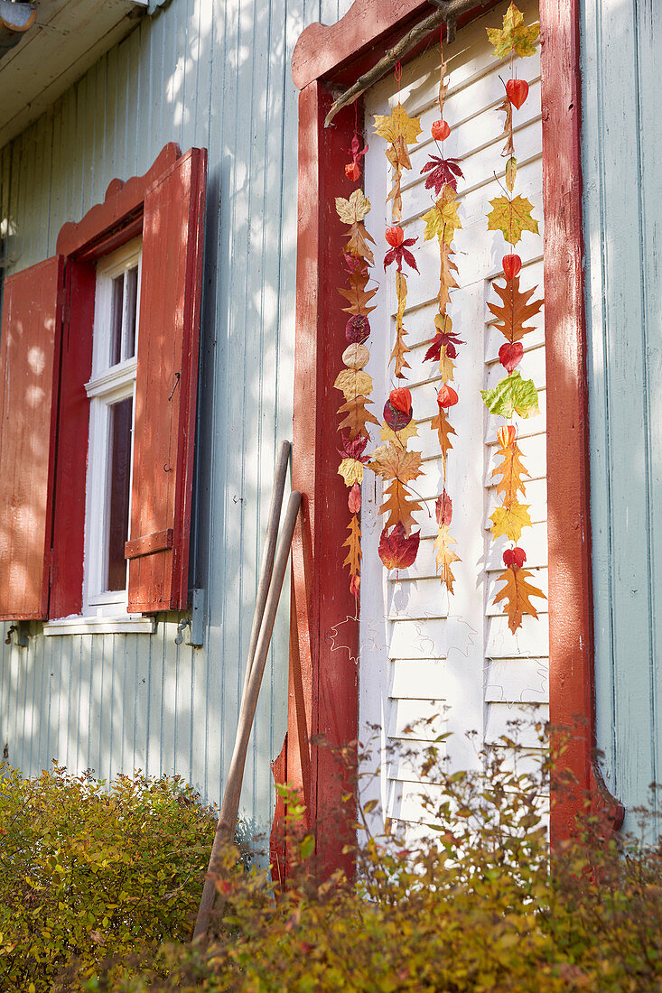 DIY-Mobile aus buntem Herbstlaub und Lampionblumen