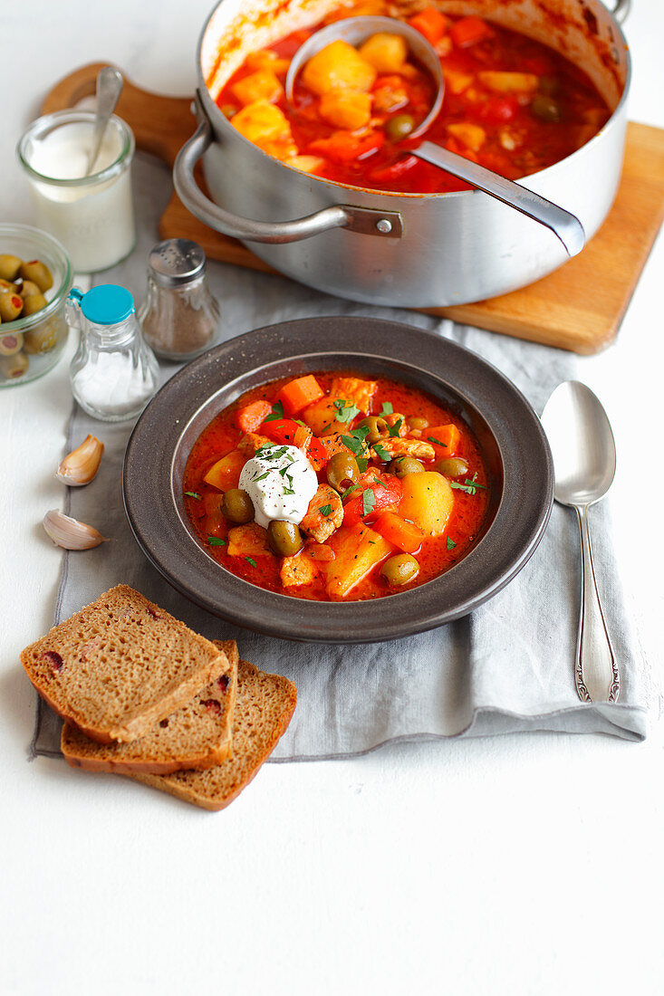 Schweinegulasch mit Kartoffeln, Paprika und Oliven