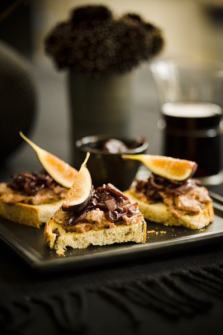 Röstbrot mit Feigen, Pastete und Sherry-Schalotten