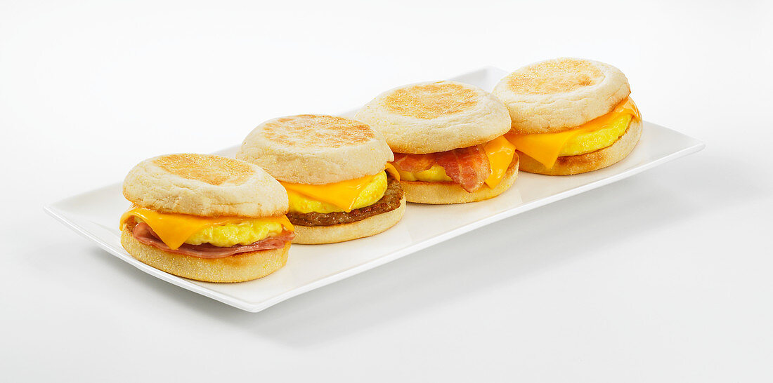 Vier English Muffin Sandwiches mit Ei und Käse zum Frühstück