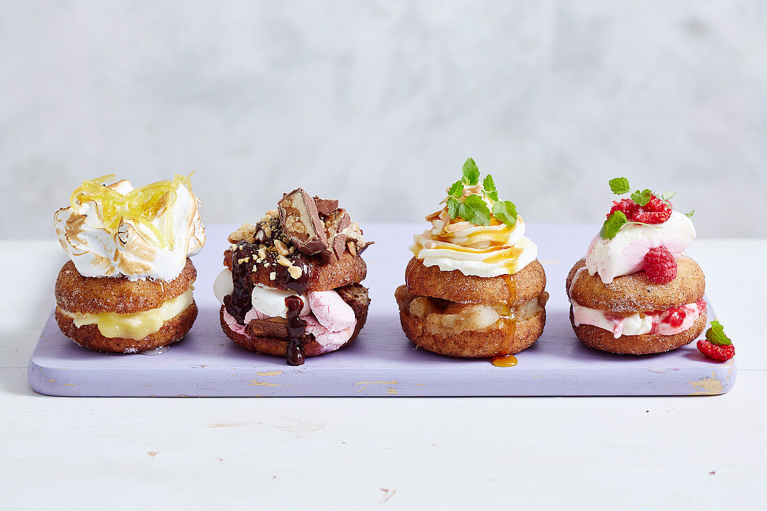 Vier Sorten gefüllter Doughnuts