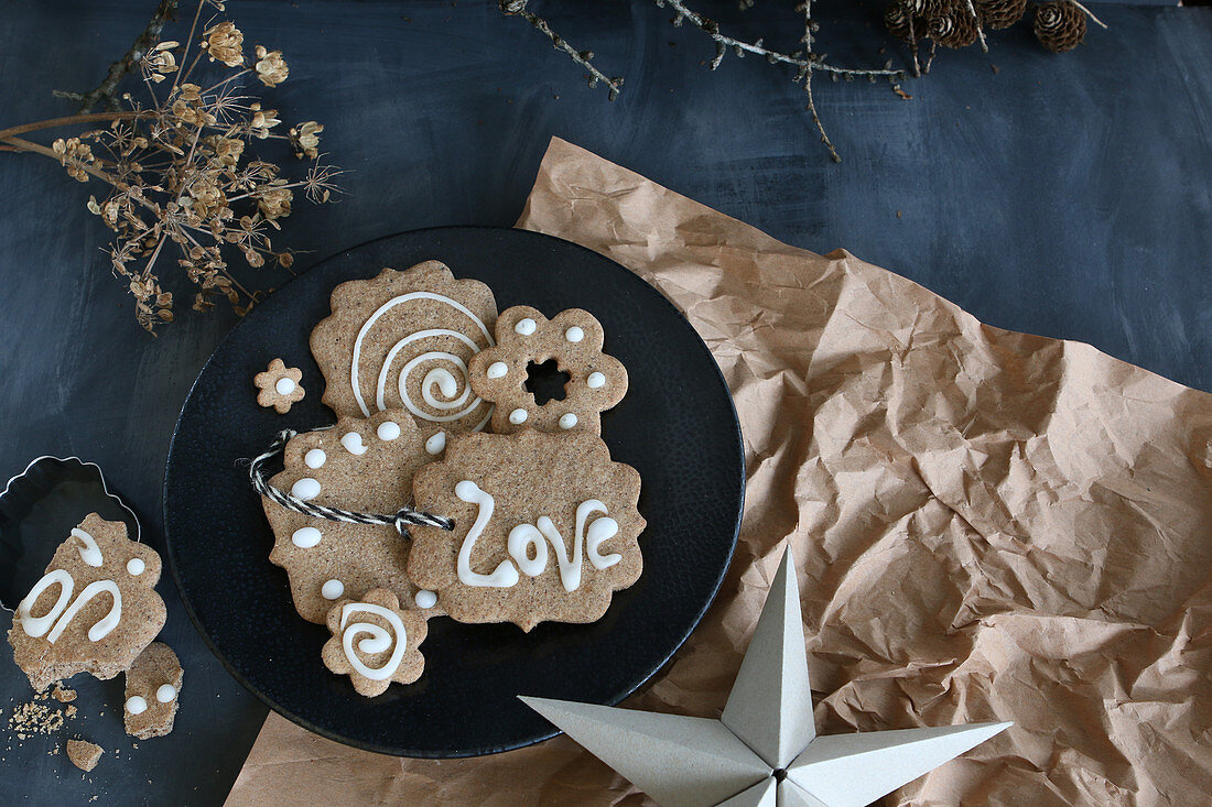 Glutenfreie Mürbeteigplätzchen mit Verzierung aus Zuckerguss und Aufschrift Love