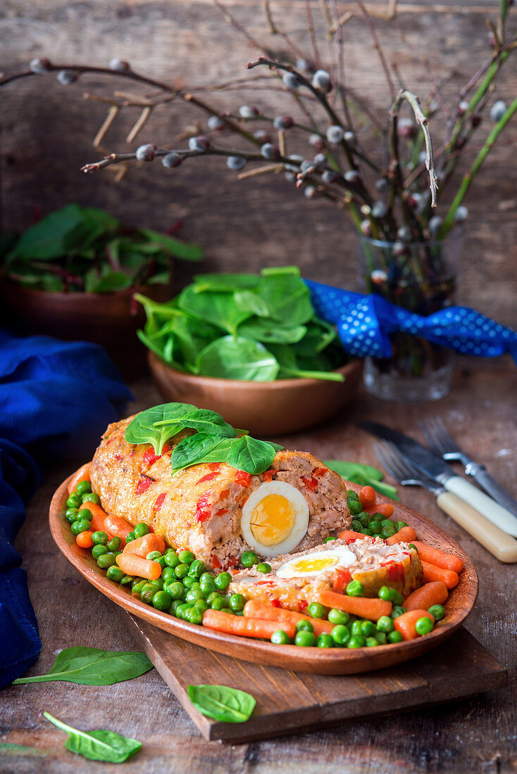 Hackbraten mit hartgekochtem Ei und Gemüsebeilage