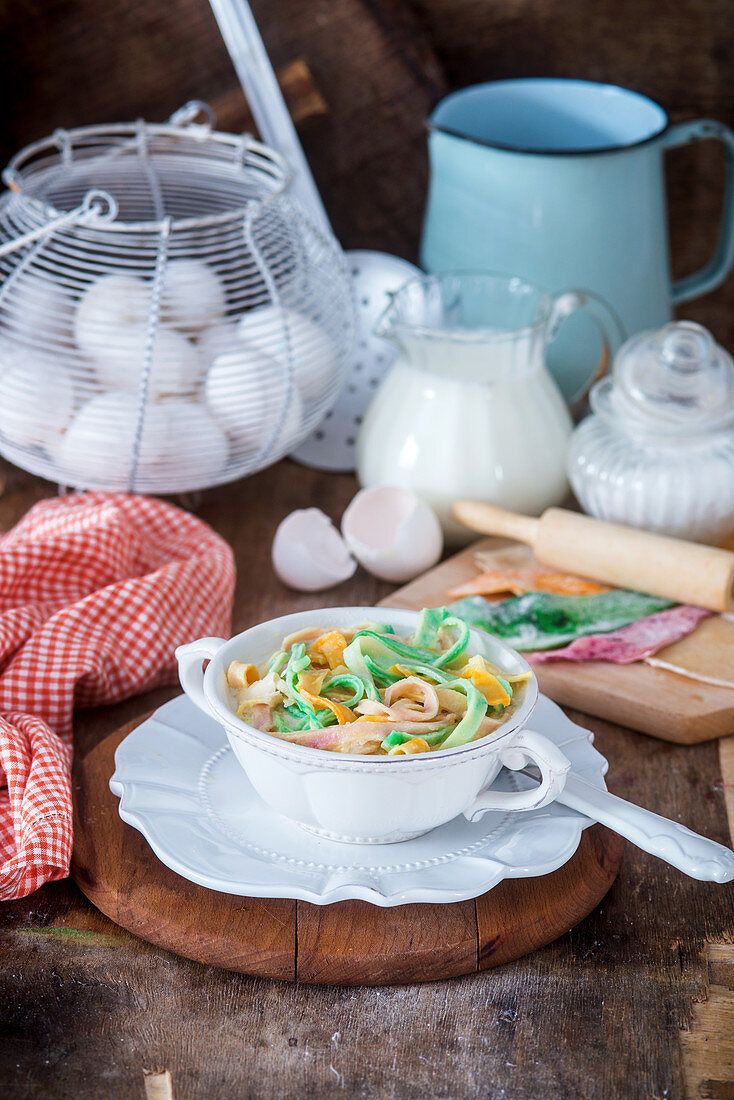 Suppe mit hausgemachten farbigen Nudeln