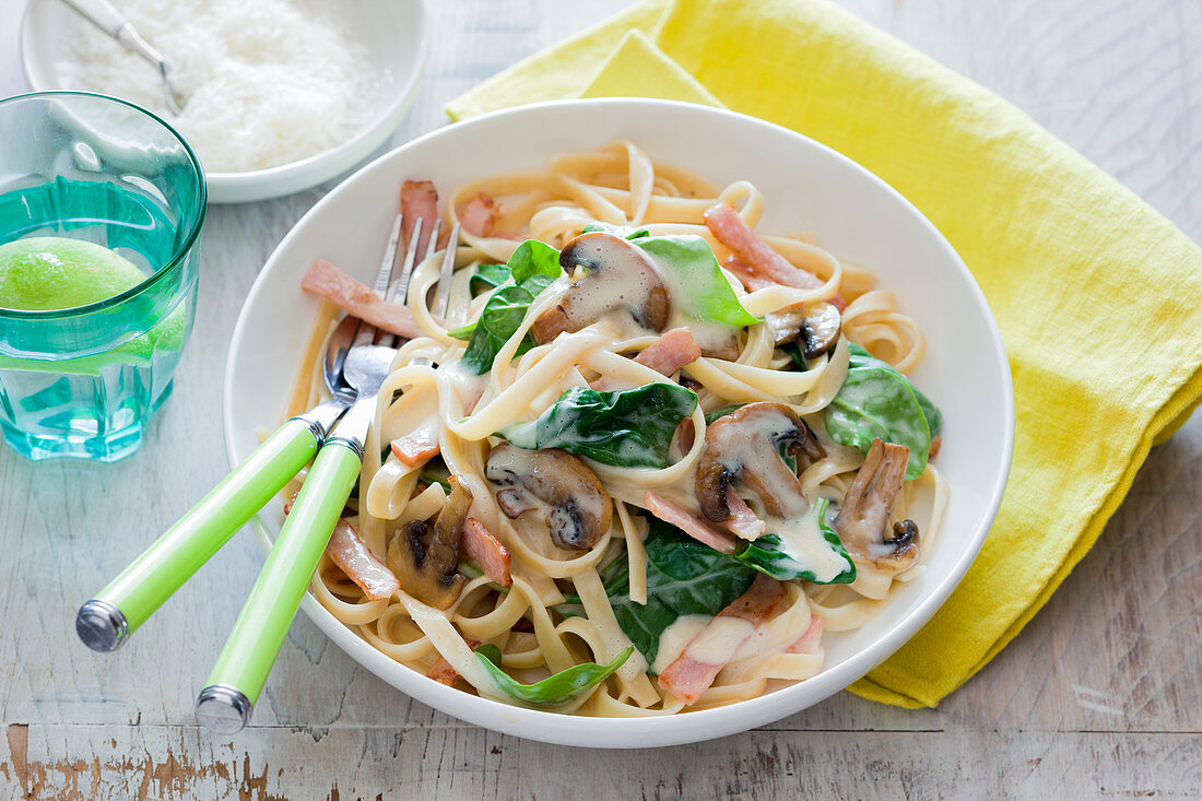 Tagliatelle Carbonara mit Speck und Pilzen