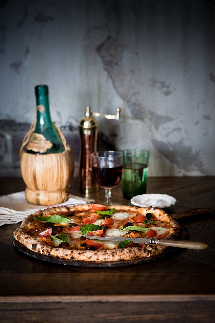 Pizza mit Mozzarella, Tomaten und Basilikum (Italien)