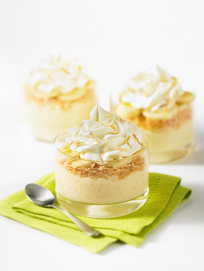 Bananen-Kokos-Pudding mit Sahnehäubchen