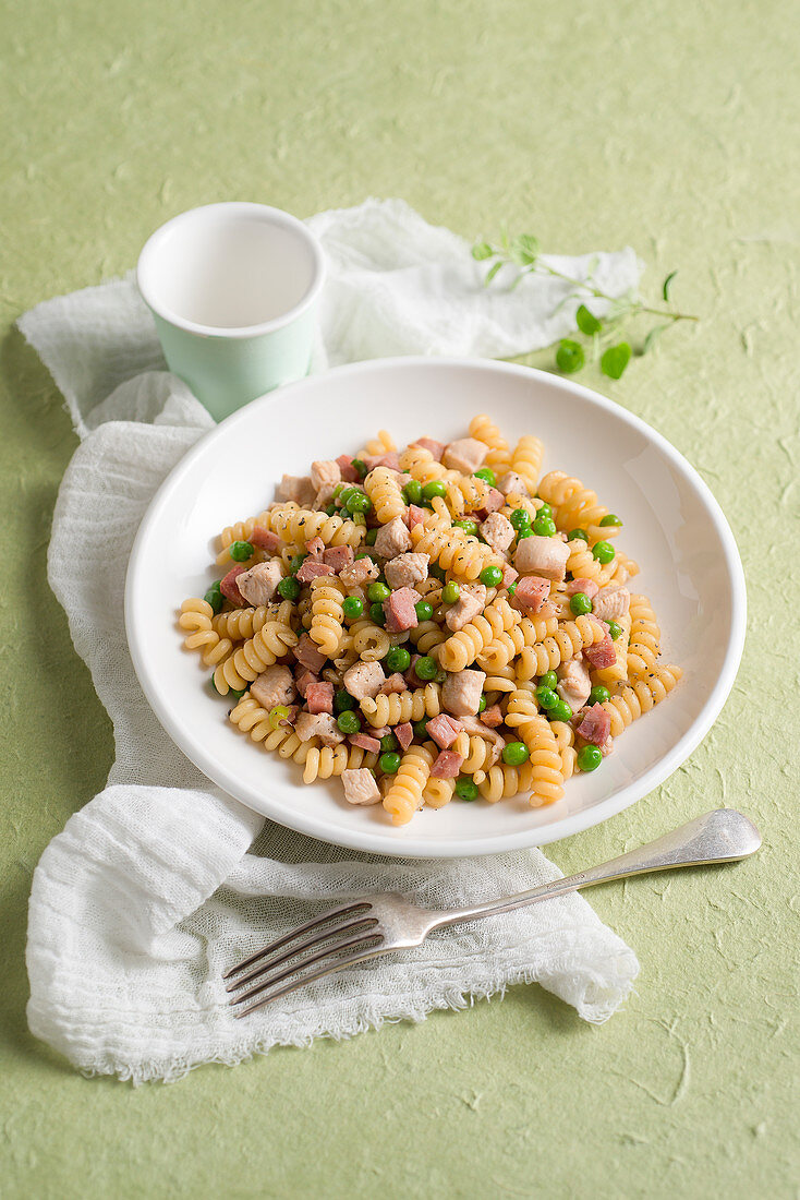 Fusilli mit Schinken, Hähnchen und Erbsen