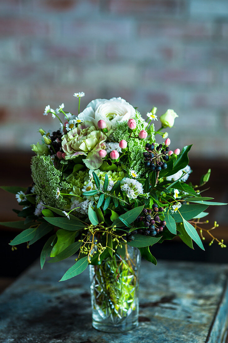 Festlicher Strauß aus Rosen, Beeren, Eucalyptus und Margeriten