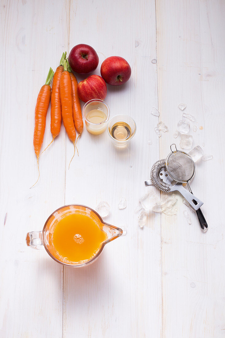 Ingredients for a Revitalizer with carrots, apple and ginger