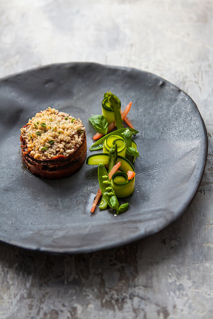 Auberginen-Parmigiana (vegan) mit Frühlingssalat