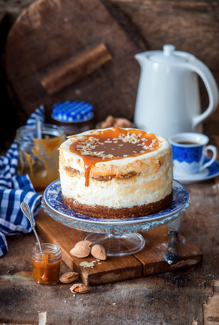 Hüttenkäse-Karottenkuchen mit gesalzenem Karamell