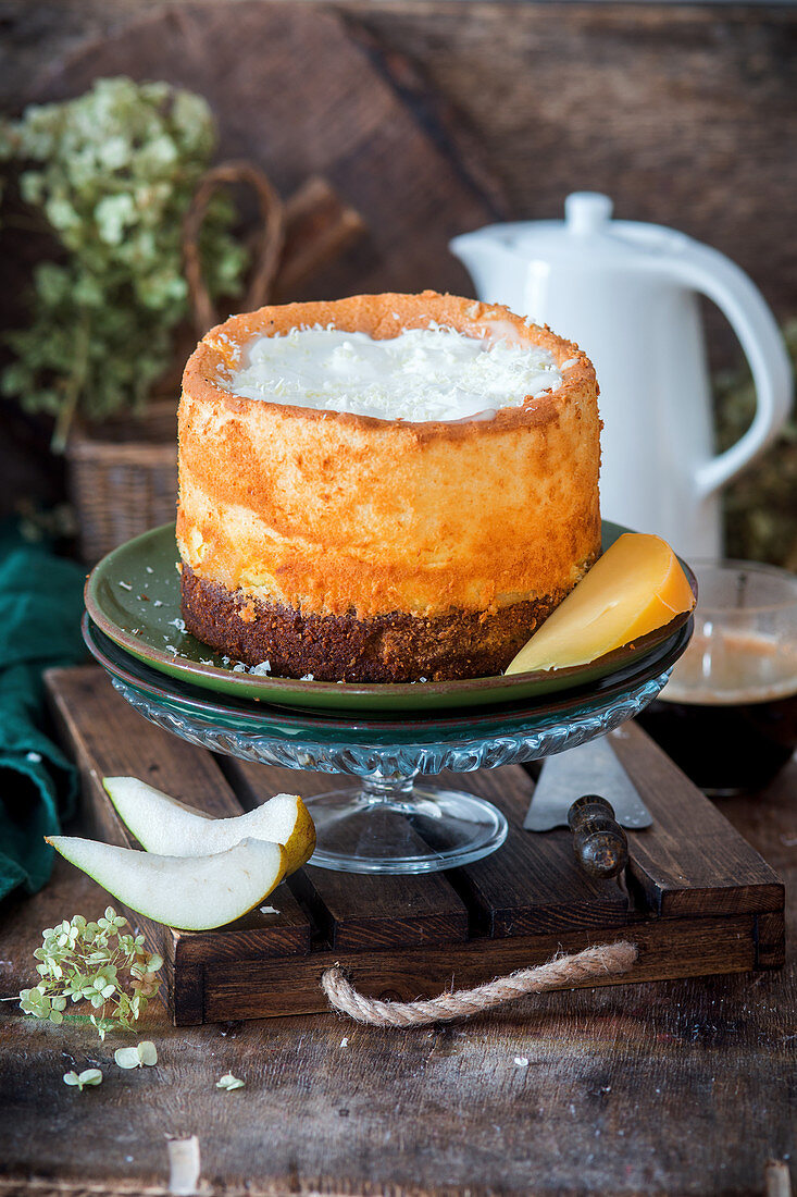 Gouda-Käsemousse-Kuchen mit Birnen