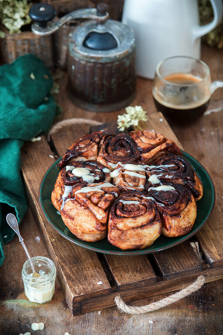 Hefeschnecken mit Schokolade und weisser Glasur