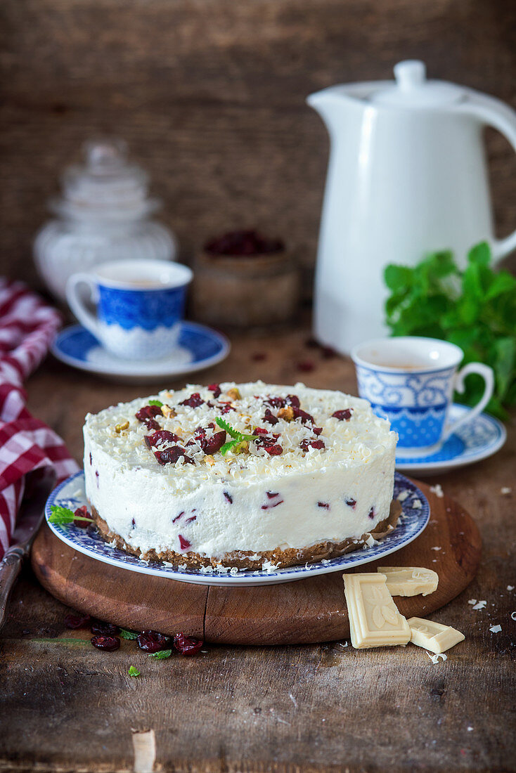 No-Bake-Käsekuchen mit weisser Schokolade und getrockneten Cranberries