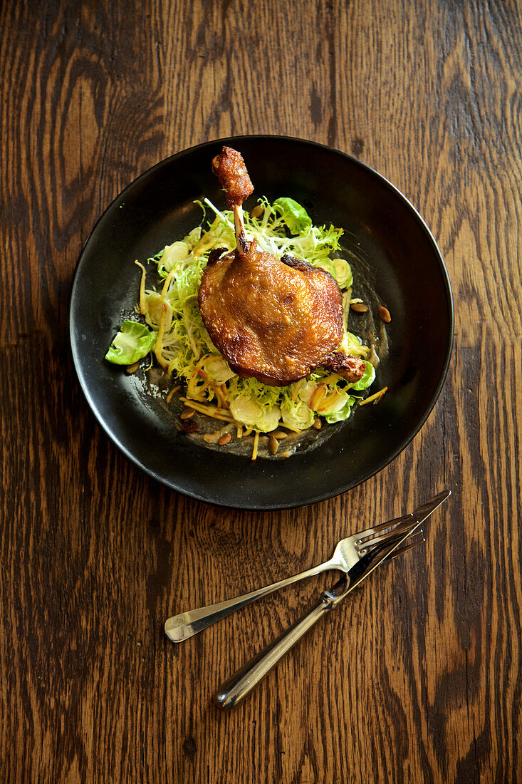 Knusprige Entenkeule auf Salat