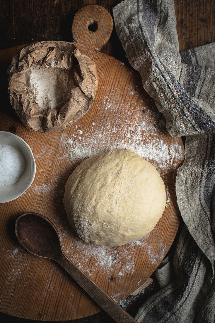 Hefeteig für Challah-Brot (jüdische Küche) zubereiten