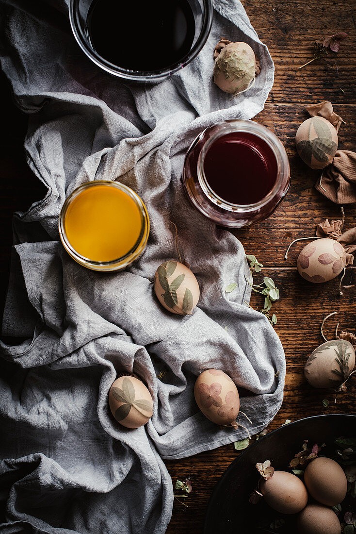 Eier mit Naturfarben und Blüten färben und dekorieren