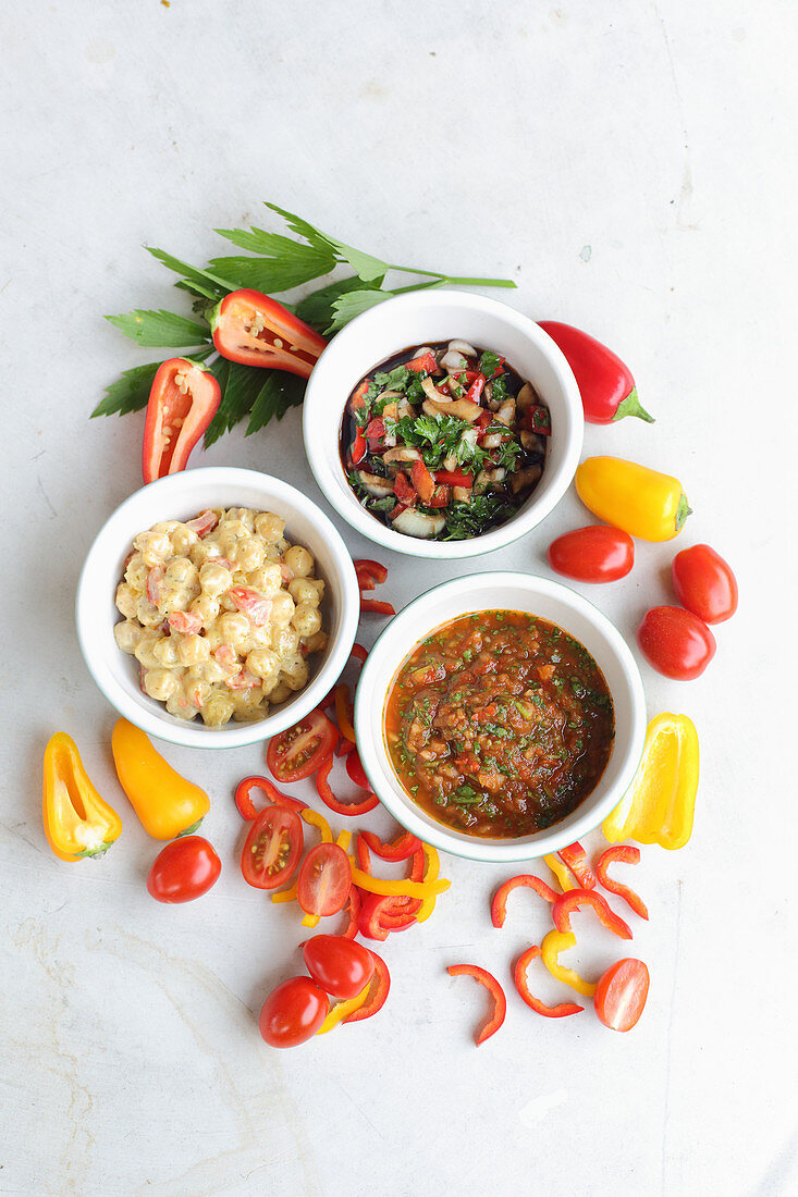 Warmer Kichererbsendip mit Paprika und Käse, Salsa Verde und Sofrito