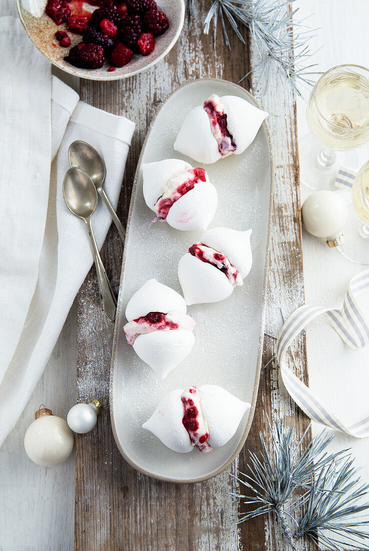 Meringues with raspberry and blackberry cream filling
