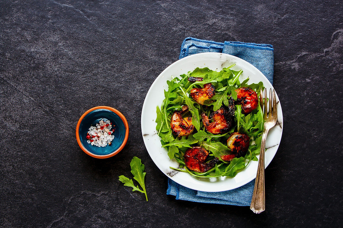 Rocket salad with grilled prawns (seen from above)
