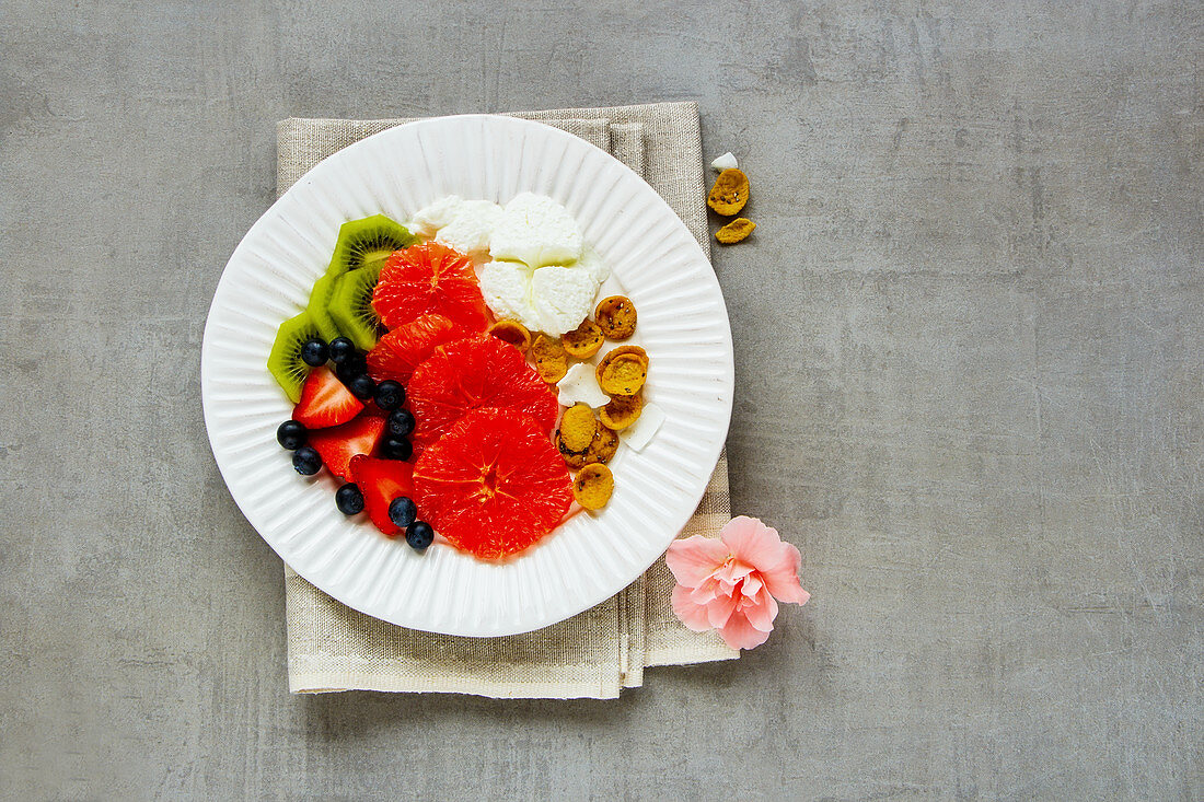Yoghurt with breakfast flakes and fresh fruit (seen from above)