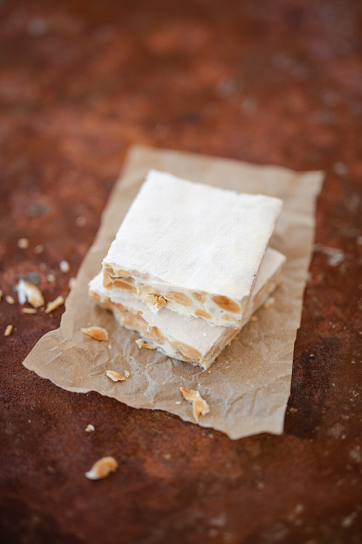 Halva mit Mandeln und Oblaten (Süßspeise, Israel)