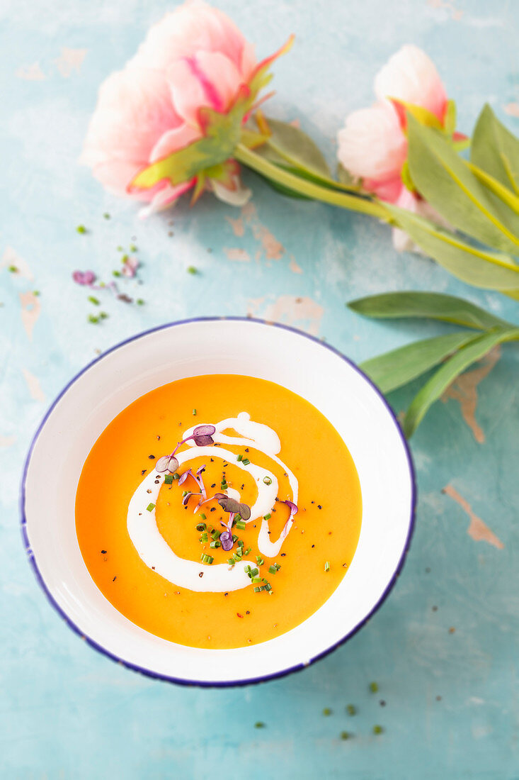 Low-carb carrot soup with yoghurt