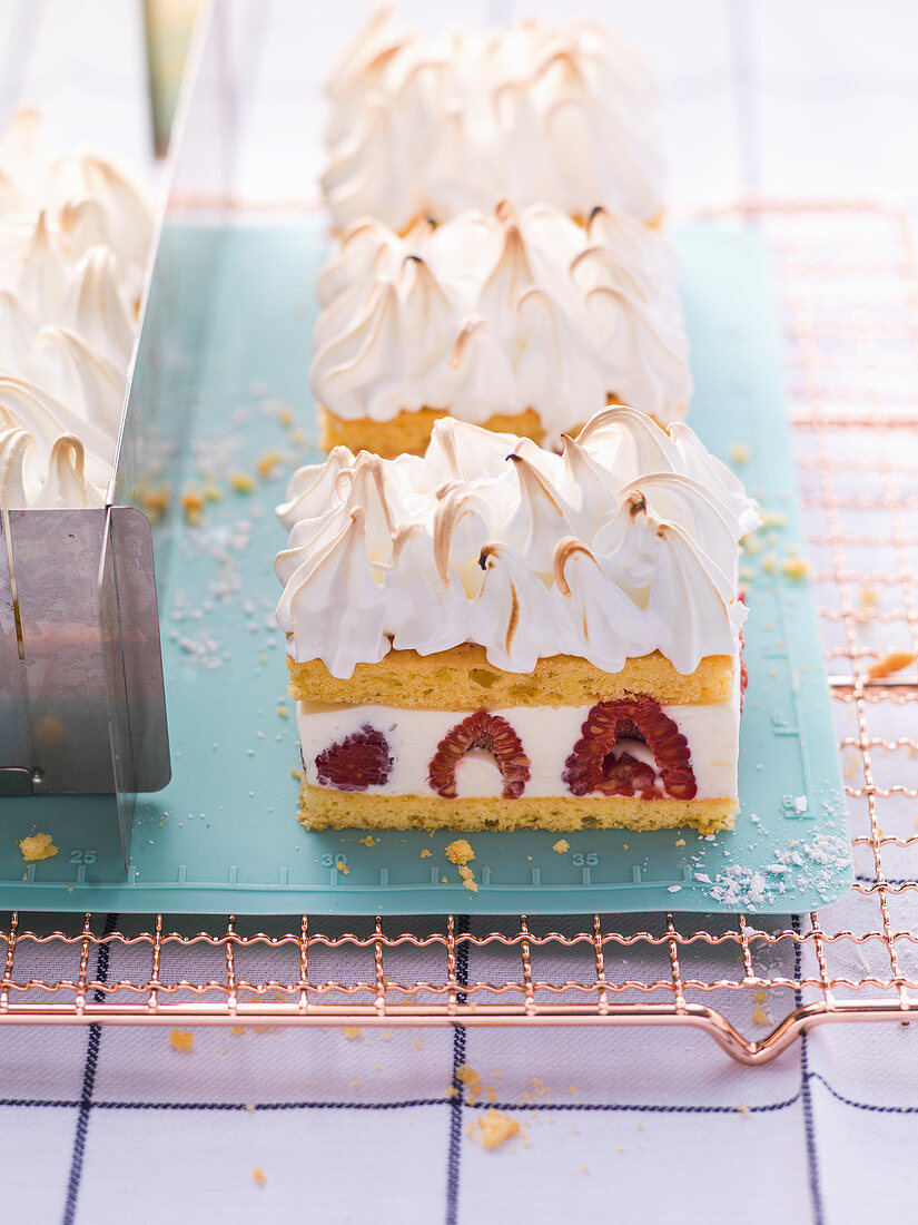 Meringue slices with raspberries