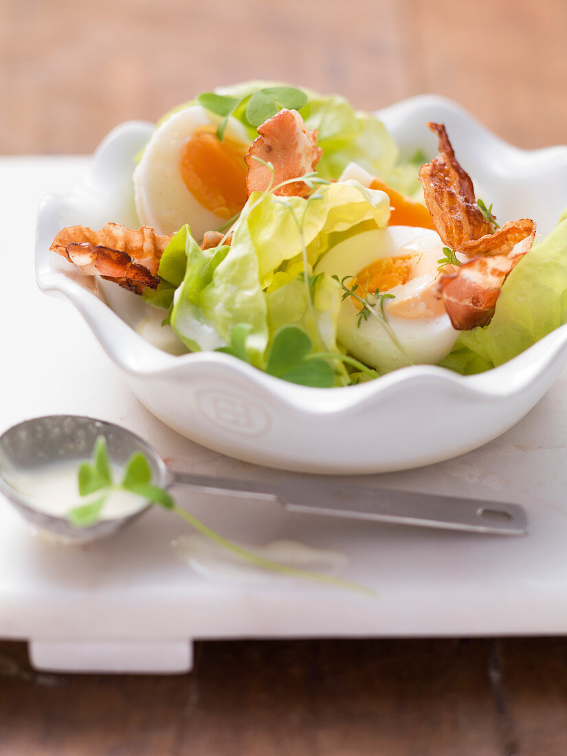 Lettuce with eggs and crispy bacon