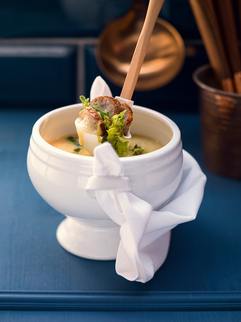 Fränkische Fastnachtsuppe mit Weißkraut und Bratwürsten