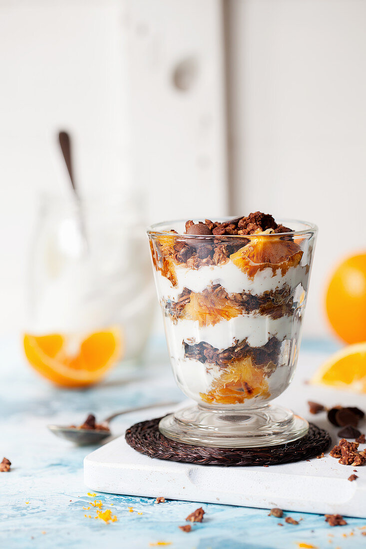 Schichtspeise aus Joghurtparfait, Schokoladenmüsli und Orangen