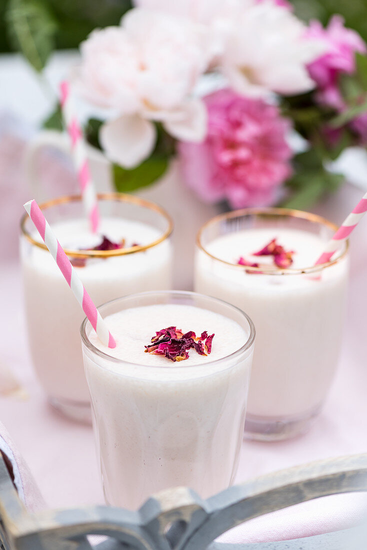 Rosen-Lassi mit Rosenwasser und Rosenblüten