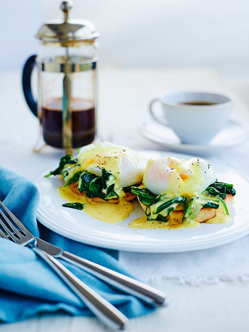 Eggs Florentine (Pochiertes Ei mit Sauce Hollandaise und Spinat)