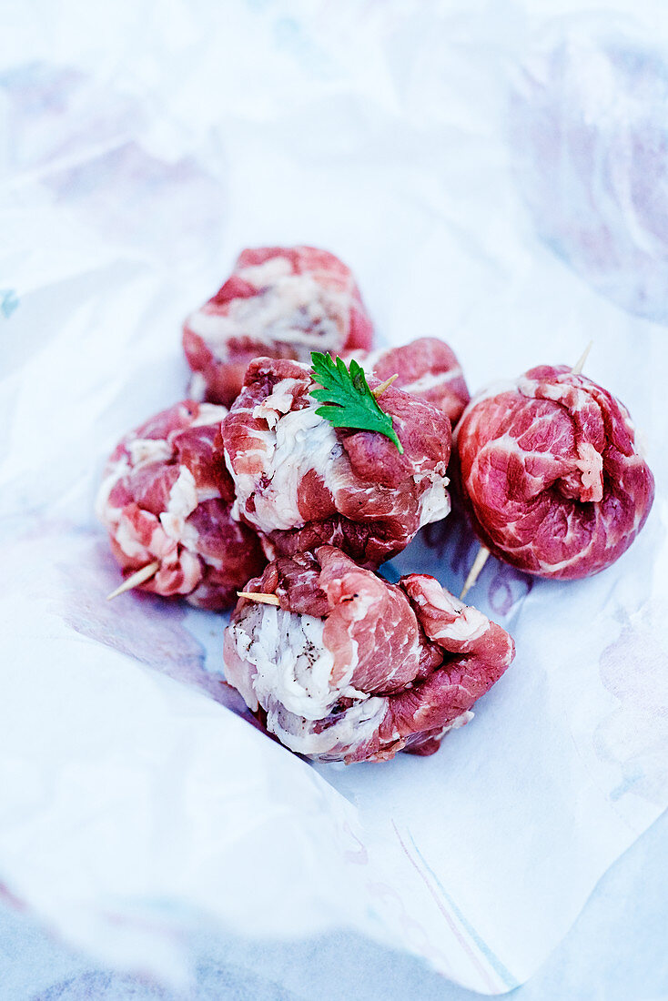 Rohe 'La Bombetta Pugliese' (Marmorierte Schweineschulter mit Käsefüllung, Italien)