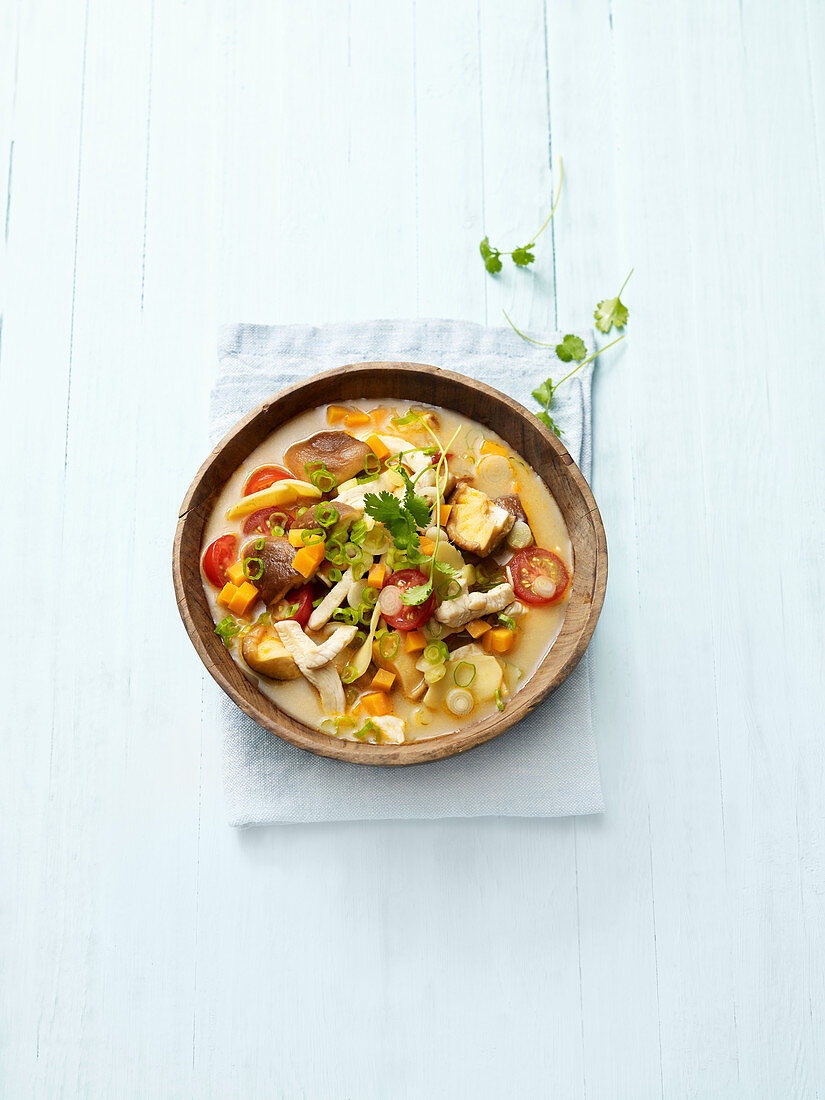 Thai-Suppe mit Pilzen und Hähnchenbrust (No Carb)