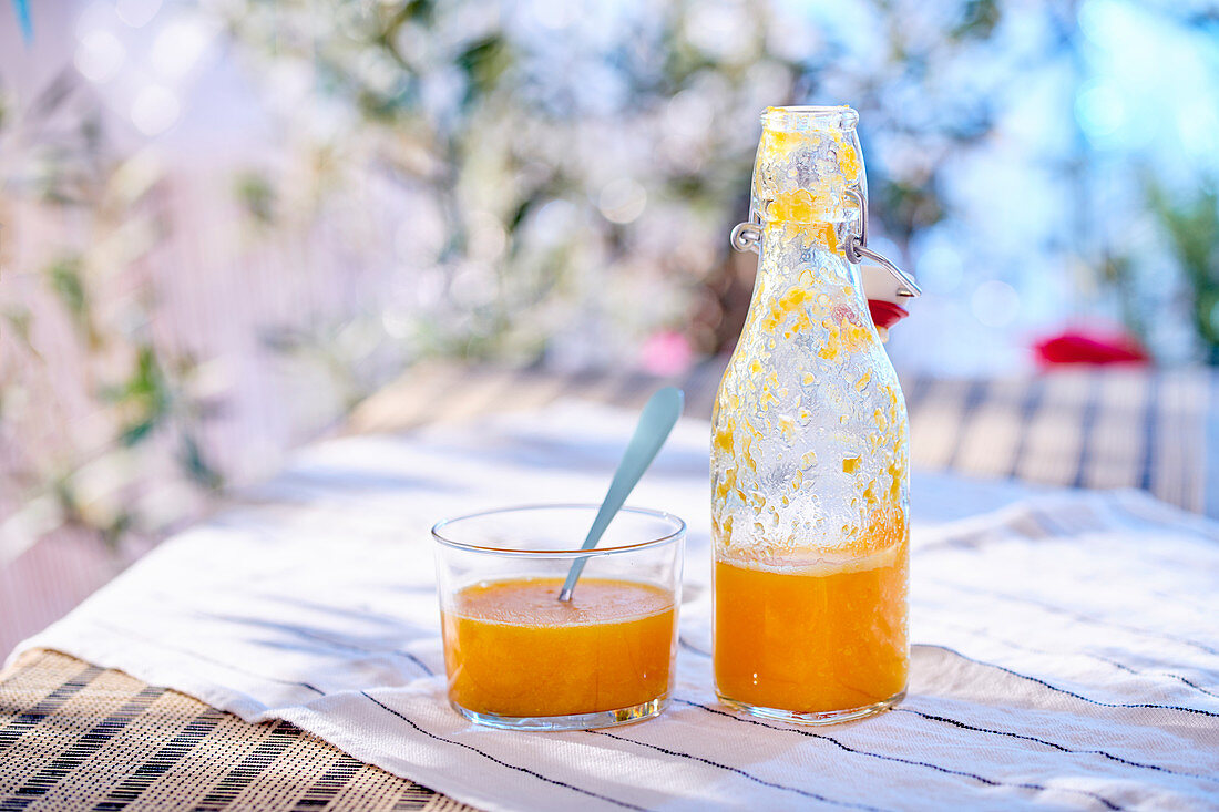 Paprika-Gazpacho in Flasche und Glas