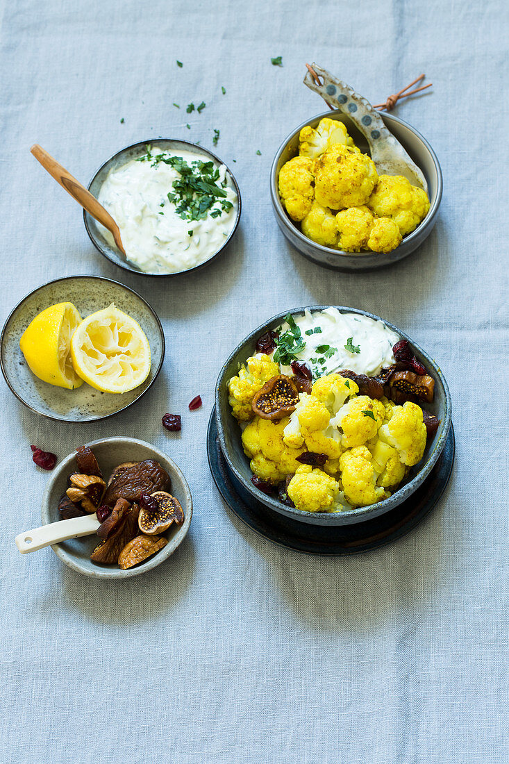 Gedämpfter Curry-Blumenkohl mit Gurkencreme