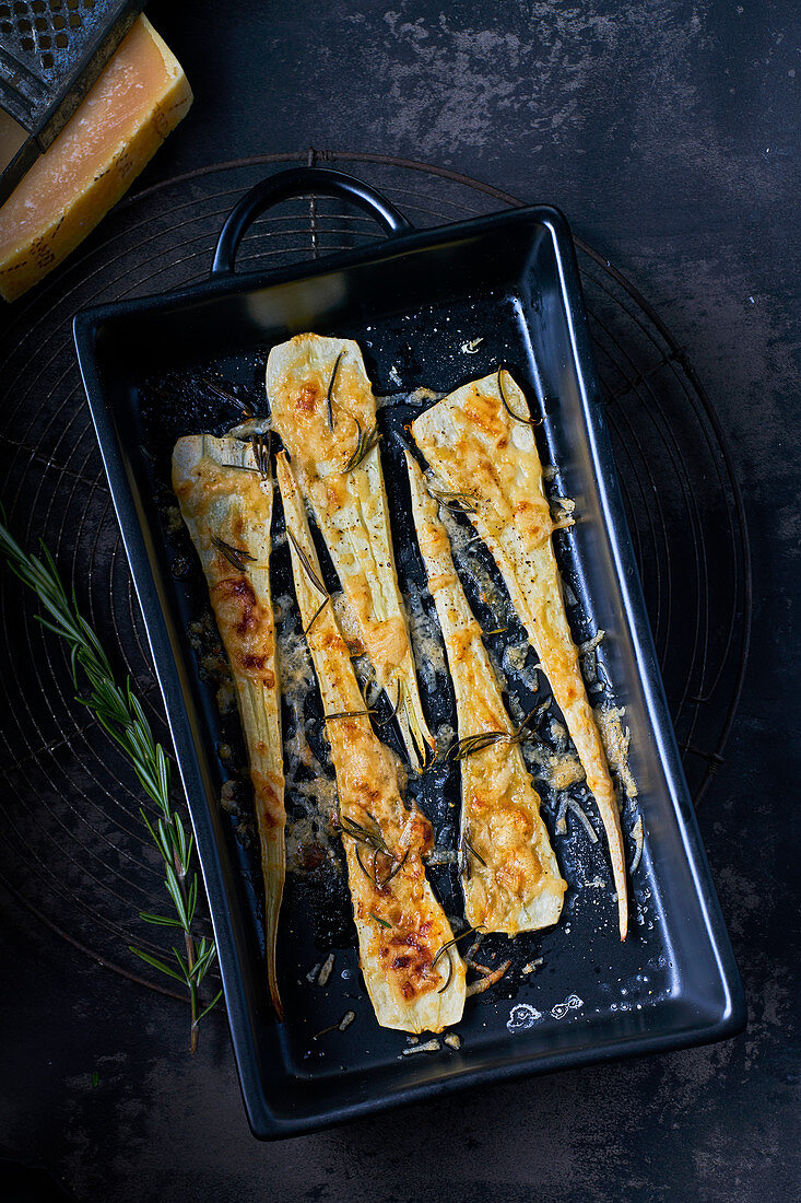 Gebratene Pastinaken mit Parmesan in Bratreine