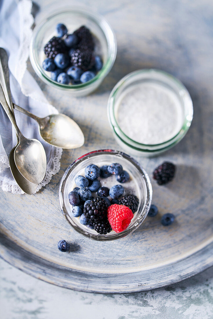 Breakfast Bowl mit Chiapudding und Beeren