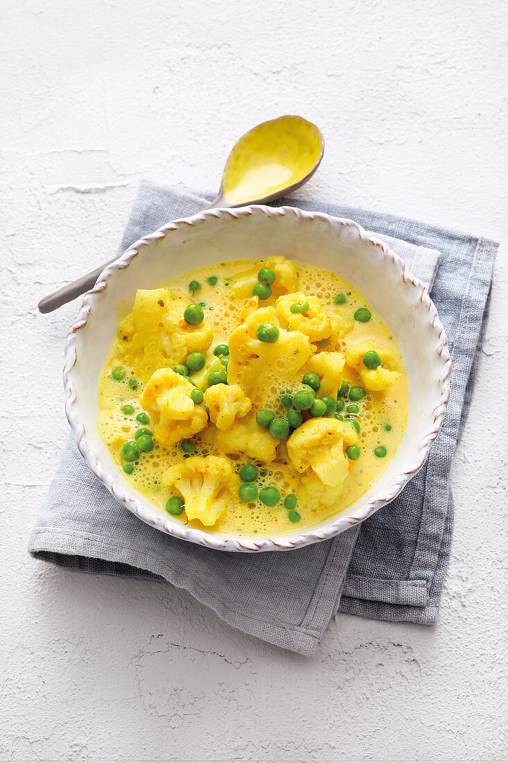 Indian cauliflower curry with peas