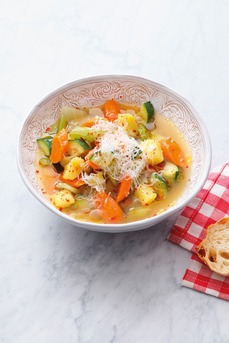 Italienische Gemüsesuppe all'arrabbiata