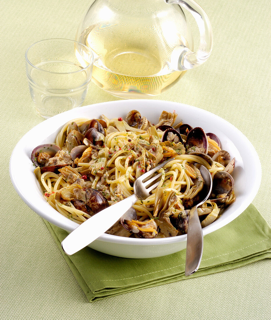 Spaghetti with mussels and artichoke carbonara