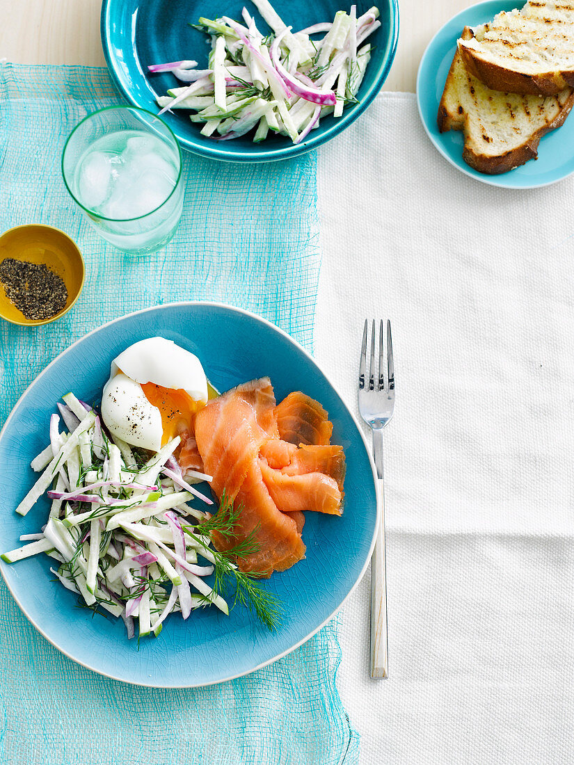 Lachs mit Apfel-Dill-Salat und pochiertem Ei