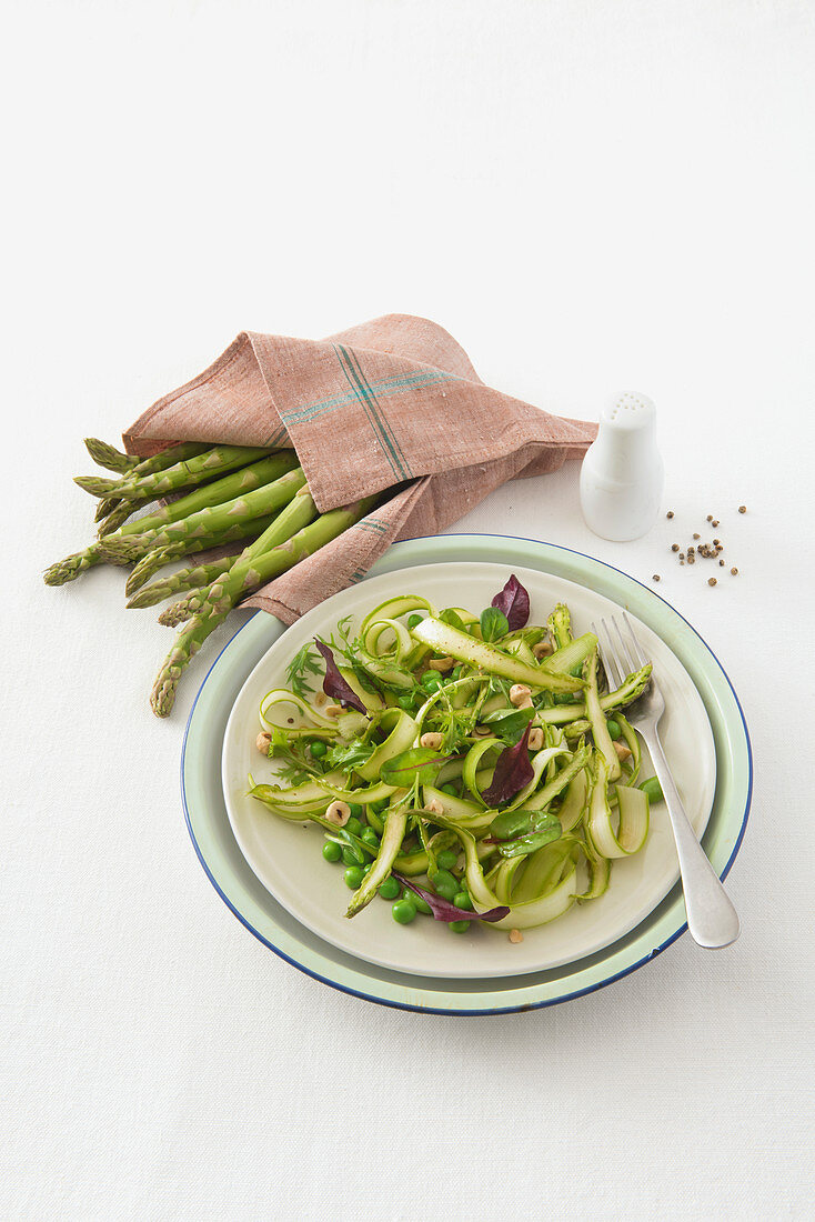 Grüner Spargelsalat mit Zucchini, Erbsen und Rote-Bete-Blätter