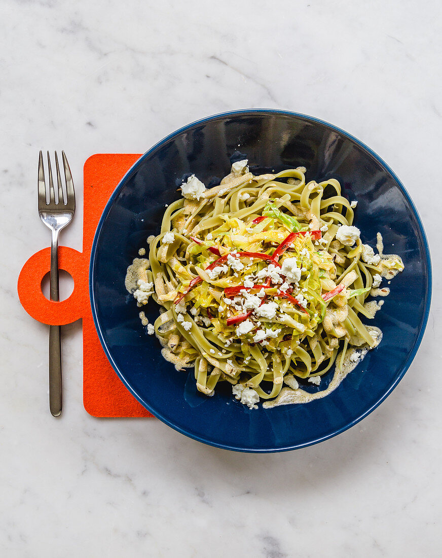 Linsennudeln mit Paprikakraut und Feta